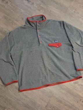 Patagonia • Synchilla Snap-T Lightweight Fleece Pullover (Grey with Red Trim)